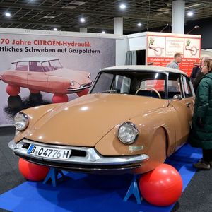 Unterstellböcke mussten helfen, um eine Werbung für den Citroën DS nachzustellen. Doch bereits beim historischen Foto dürfte gemogelt worden sein. Warum das Ganze? Die hydropneumatische Federung von Citroën wird 70 Jahre alt: Ersteinsatz 1954 beim 15 CV(Bild:  Diehl – VCG)