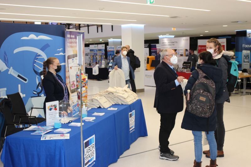 Der Eintritt der LAB-SUPPLY bleibt weiterhin kostenlos, ebenso wie die Stofftaschen, die der geschätzte Kollege Ludwig Springauf auf jeder Messe mit Eifer verteilt.Weitere Infos zu den kommenden LAB-SUPPLY-Messen finden Sie auf www.lab-supply.info.  (LABORPRAXIS, C. Lüttmann)