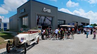 Frank Fahrzeugbau feierte am 25. Mai 60 Jahre des Bestehens und den Neubau der Multifunktionshalle. Das Fahrzeug im Vordergrund ist ein MAF, der in der Kleinstadt nahe Leipzig gefertigt wurde. Das Kürzel steht für Markranstädter Automobilfabrik. (Bild: Diehl – VCG)