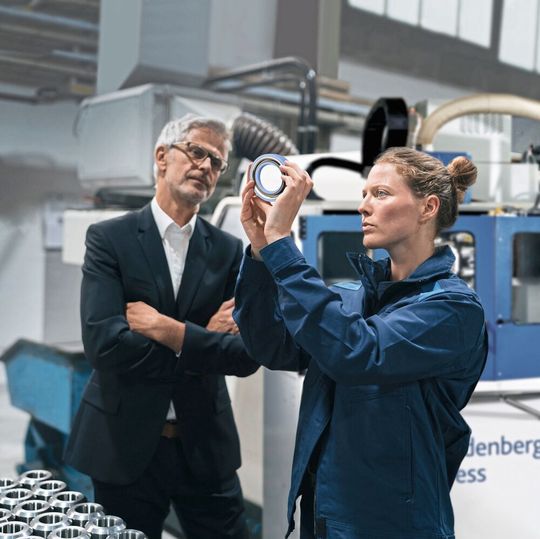 Freudenberg Xpress ist Teil von Freudenberg Sealing Technologies und fertigt u.a. hochwertige CNC gedrehte Dichtungen aus Freudenberg-Materialien und -Profilen für Branchen wie Fluidtechnik, Prozessindustrie, Schwerindustrie und Landwirtschaft.(Bild:  Westend61 via Getty Images/Freudenberg Sealing Technologies 2024)