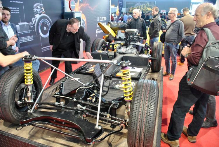 Neuerdings kann man das Hezustück des Umbaus, also die quasi fahrfertige Bodengruppe, auch einzeln erwerben. Preis: 39.900 Euro. (Dominsky)