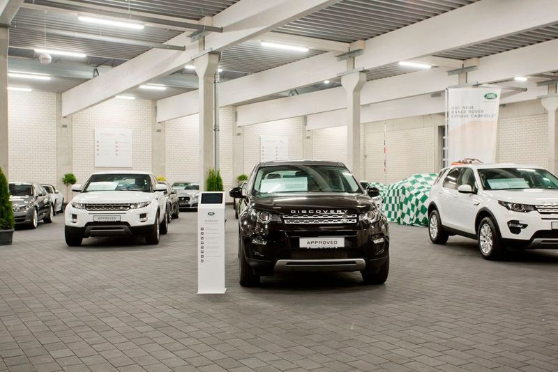 Neben Gebrauchtwagen mit dem Approved-Siegel stehen in der Halle auch andere Gebrauchtwagen sowie einige Neu- und Vorführwagen. (Bild: Kämper/Fuhrmeister)