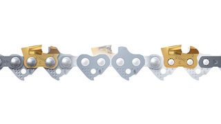 Mit der neuen Hartmetall-Sägekette Rapid Duo 3 erübrigt sich ein häufiges Nachschleifen, da ihre goldfarbenen Schneidzähne viermal länger scharf bleiben, als die einer Standardkette.  (Bild: Stihl)