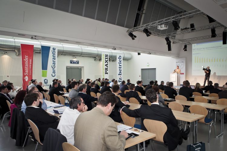 Wolfgang Michel leitete nach seiner Begrüßung zu den Workshops über. (Foto: Bausewein)