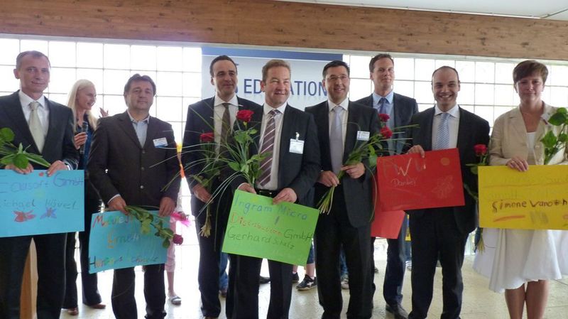 Mit handgemalten Plakaten bedankten sich die Schüler bei den Sponsoren des Projekts. Die mobile Lösung lässt sich flexibel in verschiedenen Räumen einsetzen. Das digitale Klassenzimmer ist laut Michael Thedens, Account Manager Education Sales bei Acer, mit Hard- und Software im Gesamtwert von rund 10.000 Euro ausgestattet. (Archiv: Vogel Business Media)