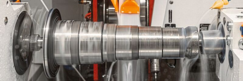Rectification cylindrique extérieure des portées et des filets d'une broche pour une machine-outil sur une Studer S33 CNC.