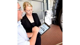 Mit dem Tablet kann der Serviceberater direkt Zubehörangebote machen. (Jan Rosenow/»kfz-betrieb«)