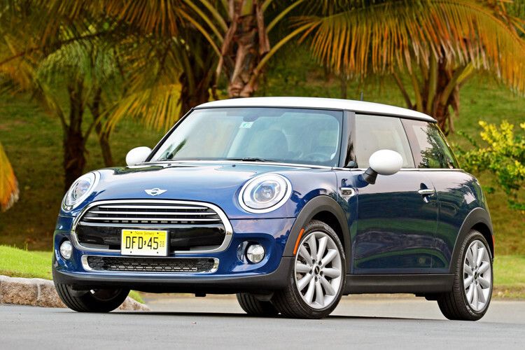 Mini 2014: Neueigner BMW stellte 2001 seine eigene Interpretation des Klassikers vor – lifestyliger, schicker und flotter als zuvor. Heute besteht die große Mini-Familie aus Limousine, Coupé, Cabrio, Roadster, Combi (Clubman), SUV (Countryman/Paceman) und der Power-Variante John Coopers Works. (Foto: BMW)