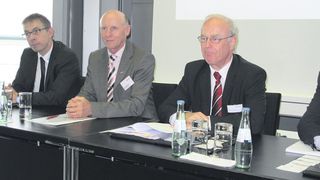 Stolz auf zehn Jahre Thermogrip-Gruppe: Gerhard Stolz, Hermann Diebold und Michael Voss (von rechts) von den drei Kooperationspartnern Komet, Diebold und Bilz.  Bild: Kroh (Archiv: Vogel Business Media)