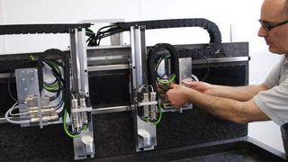 Montage eines mehrachsigen Positionier- und Bewegungssystems einer hochdynamischen Pick- & Place-Applikation. (Bild: Epucret)