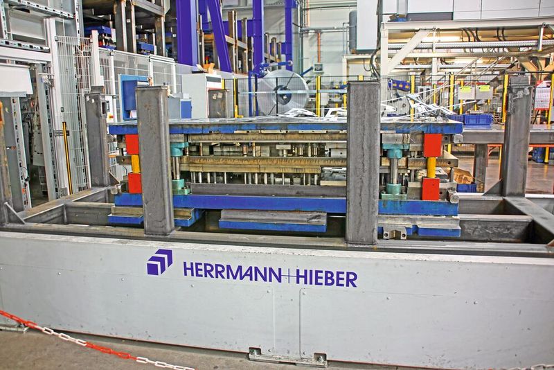 Der vollautomatische Kran hat das benötigte Werkzeug just-in-time aus dem Lager geholt und per Shuttle in der Halle bereitgestellt. (Bild: Klaus Vollrath)