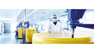 Ein Mitarbeiter setzt in der Produktion von Diasys eine Reagenz an. (Diasys Diagnostic Systems)