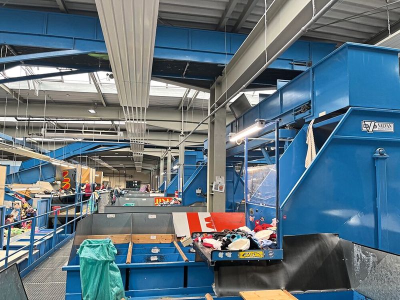 In der zweiten Vorsortierung wird die Ware an 16 Arbeitsplätzen in 32 verschiedene Sorten  aufgeteilt.  (Bild: Rex Automatisierungstechnik GmbH)