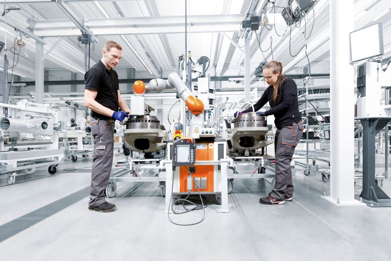 Unter dem Motto „Industrial Intelligence 4.0 Beyond Automation“ zeigt Kuka auf der Automatica die Zukunft der intelligenten Automatisierung. Zudem zu sehen: Der LBR iiwa, der die sensitive und sichere Zusammenarbeit zwischen Mensch und Maschine auch außerhalb des industriellen Umfelds ermöglichen soll.
 (Kuka / Marek Vogel Fotografie 2016)