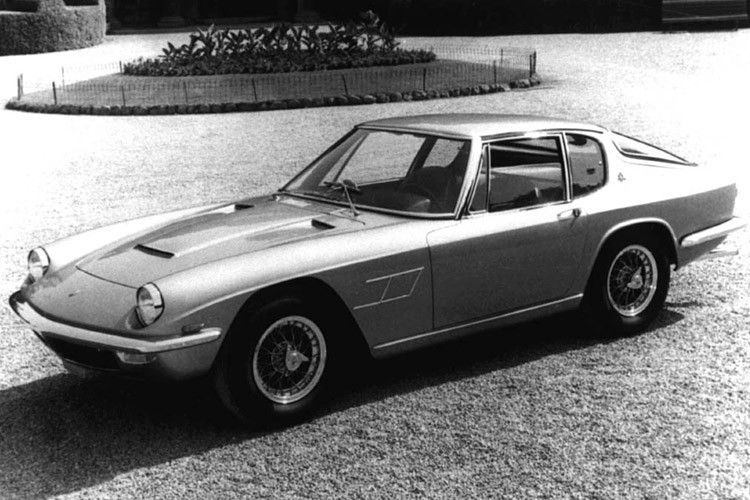 Platz 2: Maserati Mistral ab 1964. Heute steht der Mistral im Schatten seines Nachfolgers Ghibli. Vor einem halben Jahrhundert aber erschütterte das von Pietro Frua entworfene Coupé die gesamte Sportwagenwelt wie ein gewaltiges Erdbeben. Dies nicht, weil der Mistral als letzter Maserati von einem Reihensechszylinder auf Vmax gebracht wurde und auch nicht, weil er als erstes Modell der Modeneser Marke mit dem klangvollen Namen eines kräftigen Windes ausgestattet wurde. Vielmehr zeigte sich der anfangs noch schlicht 3500 GT 2posti genannte Mistral in einem revolutionärem Design mit unwiderstehlich langer Fastbacklinie und großer gläserner Heckklappe. (Foto: Maserati)