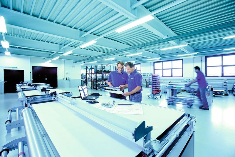 Das Bild zeigt einen Ausschnitt aus der 3500 m2 grossen Montageabteilung. (Manser AG)