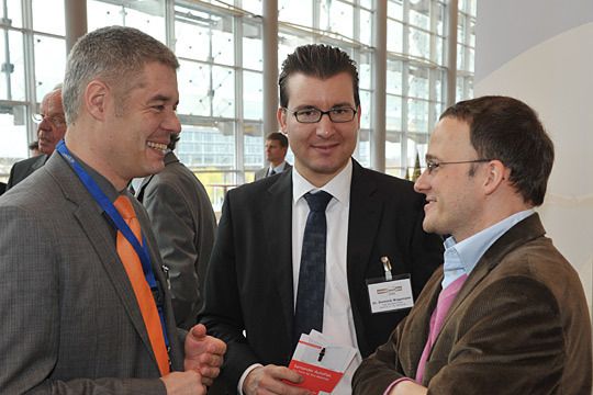 Dr. Gunther Schunk (Pressesprecher Vogel Business Media) und Dr. Dominik Wagemann (Leiter Verlagsbereich Events, Vogel Business Media) fachsimpeln mit Karl Diehm (Geschäftsführer Robert Kunzmann). (Archiv: Vogel Business Media)