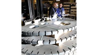 Schages kann bis zu einer Länge von 12 m und einer Breite von 3 m laserschneiden. (Schages)