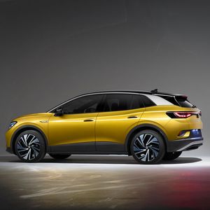 Der im Vergleich zum ID 3 größere und mehr in Richtung SUV gestaltete ID 4 kommt bald in den Handel.(Bild:  VW)