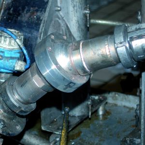Bild 1: Mit seinem Schwenkwinkel von insgesamt 50° in alle Richtungen folgt das bewegliche Ende des Kugeldrehgelenks den Schlauchbewegungen, wenn etwa der Mitarbeiter die Schlauchleitung zum Ankuppeln an einen anderen Tank führt – das vermeidet oder reduziert Knick- und Torsionsbelastungen.