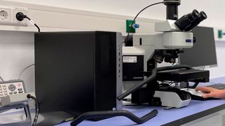 Untersuchung der Schlauchoberflächen am Auflichtmikroskop. (Continental)