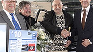 Übergabe des Hauptpreises vom Licht-Test 2010: (v.li.) Herbert Seiwert (Kfz-Gewerbe Saarland), das glückliche Ehepaar Klein und Lars Schmid von Land Rover Deutschland. (Archiv: Vogel Business Media)