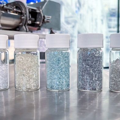 Granulati rPET: presso il Fraunhofer IAP si recupera l’acido tereftalico dal PET per produrre nuovi polimeri destinati alla realizzazione di bottiglie, fibre e pellicole. Le tonalità che vanno dal giallastro al grigio sono dovute alla materia prima riciclata. Grazie all’aggiunta mirata di additivi, è possibile regolare il colore fino a ottenere un materiale incolore. (Bild: Fraunhofer IAP / Romina Schönefeld)