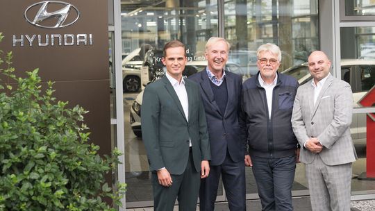 Freuen sich auf die Zusammenarbeit: (v. l.) Fritz Tiemeyer, Heinz-Dieter Tiemeyer, Achim Muntz und Christian Simon.(Bild:  Automobile Darmas)