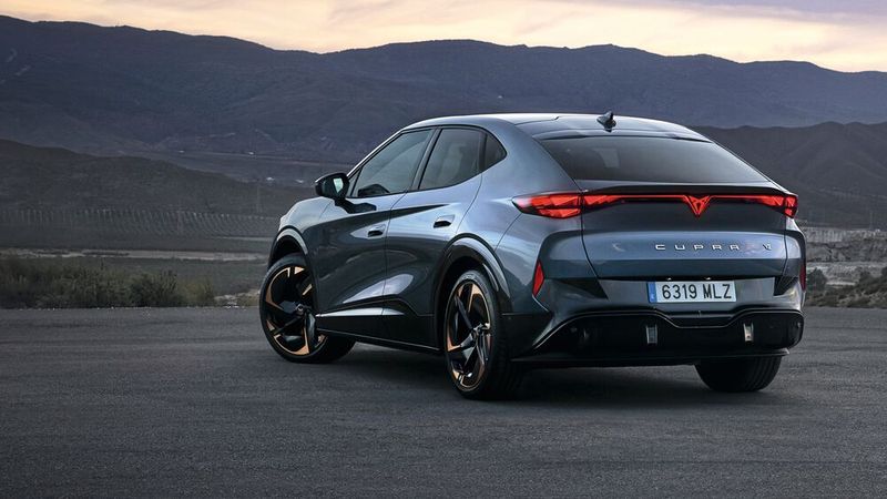 Zur Extravaganz gehören die beleuchteten Cupra-Logos auf der Heckklappe (inklusive der allgemein besonderen Lichtgrafik) … (Bild: Seat)