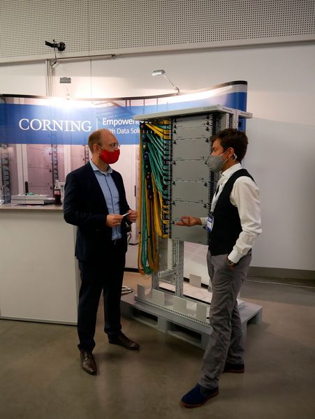 Angeregter Austausch am Stand von CORNING. (Vogel IT-Medien GmbH)