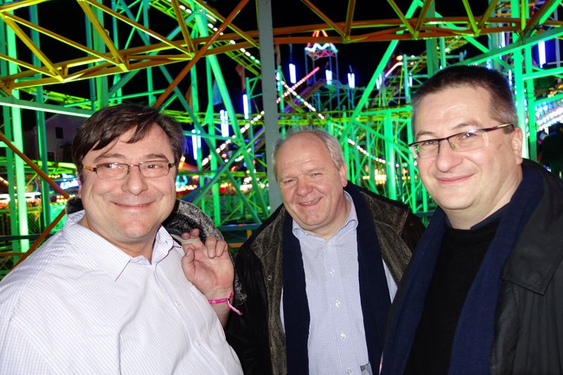 (v. l.) Frank Müller, mbm-Computer,Michael Suermann, S&S und Lutz Hebel, DELUBIT fahren eine Runde 8erbahn. ()