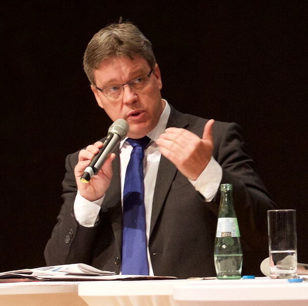 Der hessische Wirtschafts-Staatsekretär Mathias Samson warb bei der ersten Podiumsdiskussion für den Standort Rhein-Main. (Bild: Christian Lauf, Future Thinking)