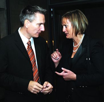 »kfz-betrieb«- Chefredakteur Wolfgang Michel hat nichts verraten, als er Monika Lütz (Autohaus Schorn, Hennef), die Zweitplatzierte des Women’s Awards, begrüßt. (Archiv: Vogel Business Media)