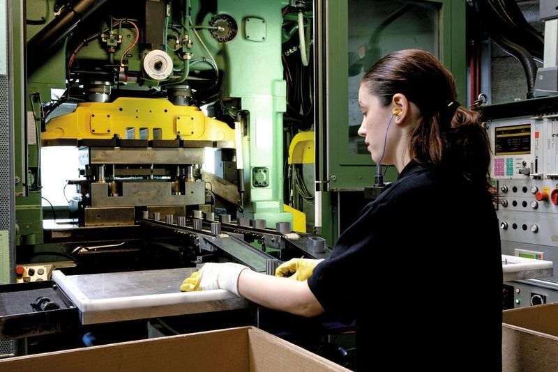 Mit MES (Manufacturing Execution System) kann sich der Werker an der Stanzmaschine auf seine Arbeit konzentrieren, ohne an Notizen oder Mengenzählungen denken zu müssen. Das macht den Arbeitsplatz auch sicherer. (Bild: MPDV)