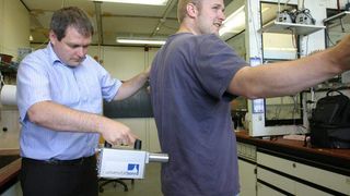 Der Prototyp des Sprengstoff-Schnüfflers im Einsatz.  (Foto: Frank Luerweg, Universität Bonn)