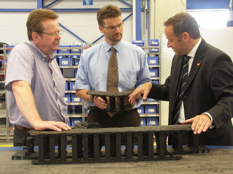 Haben sich für eine robuste „E4.1“-Energiezuführung entschieden. Von links: Herbert Swoboda, Konstruktionsleiter Sattelanhänger und Vorstand Bernhard Katzenschwanz (beide Goldhofer AG) mit Michael Offner, Außendienstleiter Süddeutschland (igus GmbH). (Archiv: Vogel Business Media)