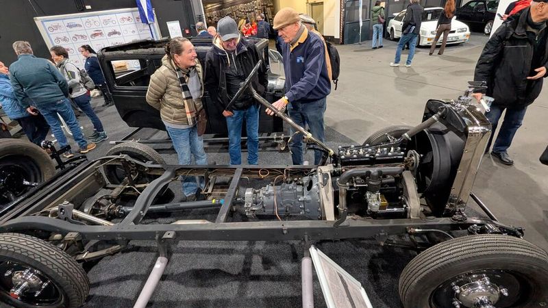 Das war bzw. wird mal wieder ein schöner Wagen werden. Da lauscht selbst Frau den Ausführungen des Experten. (Bild: Dominsky – VCG)
