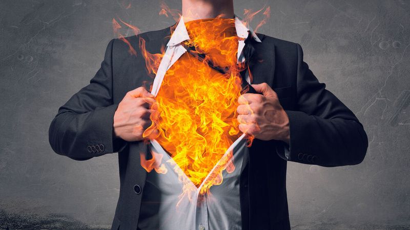 Brennen Sie für Ihren Standpunkt! Die richtige Betonung kann jeden Satz interessant machen. Menschen besitzen jedoch individuelle Sprechweisen und ein Vorzeigemodell der perfekten Betonung existiert nicht. Doch eine Gemeinsamkeit verbindet die berühmten Redner: die Leidenschaft. Diese können Sie nutzen. Um Ihrer Argumentation mehr Schwung zu verleihen, gibt es einige Tricks, die Stimme darauf vorzubereiten. Beispielsweise die Lieblingsmusik zu hören oder sich bewusst auf das Gespräch zu freuen, tragen dazu bei, leidenschaftlicher zu wirken.  (Bild: © Sergey Nivens – stock.adobe.com)