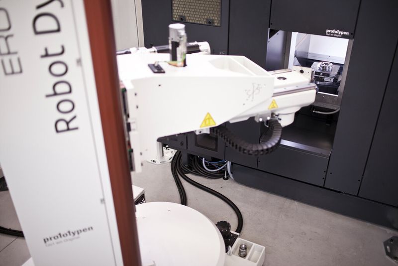 Die neue CNC-Roboterzelle produziert vollautomatisch Einzelwerkstücke. (Bild: 1zu1 Prototypen)