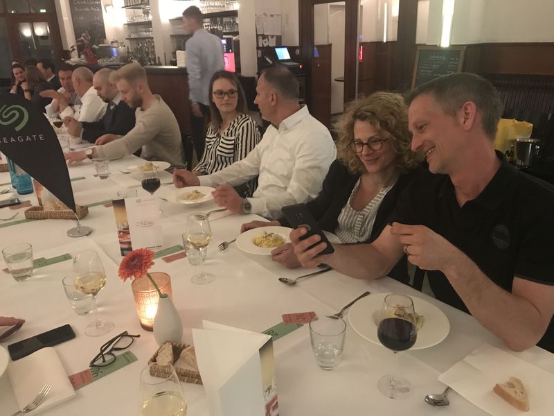 Barbara Meister und Dirk Obendorf, Seagate, suchen gleich mal das Rezept raus. (Bild: S&K)