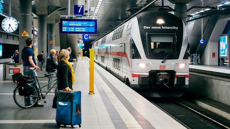 Reisende müssen sich ab dem 11. Dezember auf höhere Preise einstellen. Reisende müssen sich ab dem 11. Dezember auf höhere Preise einstellen.
