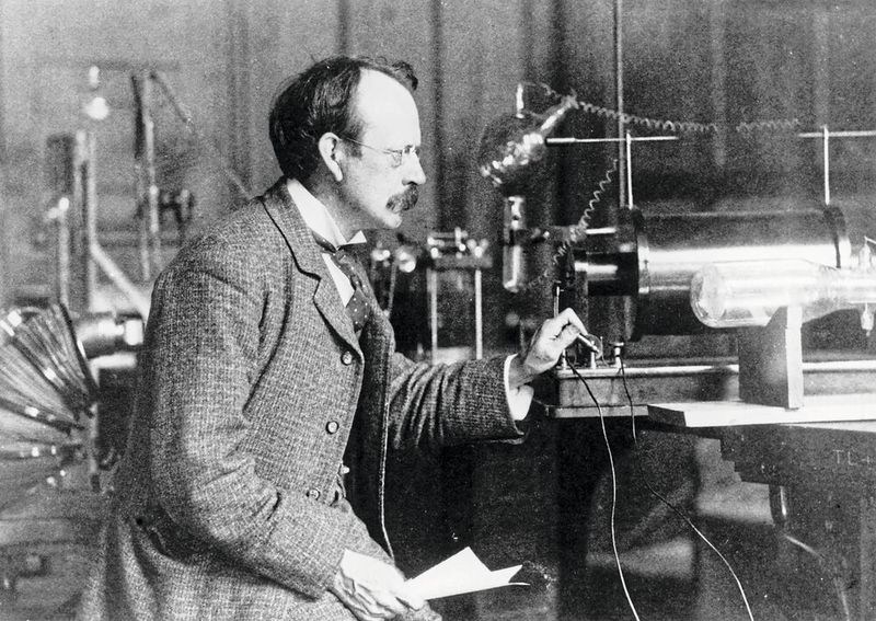 April 1897: Die Entdeckung des Elektrons. Ende des 19. Jhdt. galt die Elektrizität mit den Gesetzen der Elektrodynamik als komplett erforscht. Und Theorien, dass ein Atom, das als kleinstes unteilbares Teilchen galt, aus kleineren Bausteinchen bestehen könnte, hielt man für Phantasterei. Dennoch schlug der Forscher George Stoney 1874 die Existenz elektrischer, mit Atomen verbundenen Ladungsträger vor, die er als „electrons“ bezeichnete: „Atome der Elektrizität“. Erst die Erfindung der Braun'schen Röhre über 20 Jahre später ermöglichte, deren Existenz zu beweisen: Der Deutsche Emil Wiechert und der Brite Joseph John Thomson fanden unabhängig voneinander heraus, dass die Kathodenstrahlung aus negativ geladenen Teilchen besteht, die sehr viel leichter als ein Atom sind. Thomson gelang zudem der Nachweis, dass bewegte Elektronen sich durch ein Magnetfeld ablenken lassen. Im April 1897 stellte er seine Erkenntnisse vor. Das Verständnis zu Existenz und Verhalten des Elektrons half, die Ära der modernen Physik einzu- leiten – und machte Elektronik überhaupt erst möglich. (SG)  (Bild: gemeinfrei)