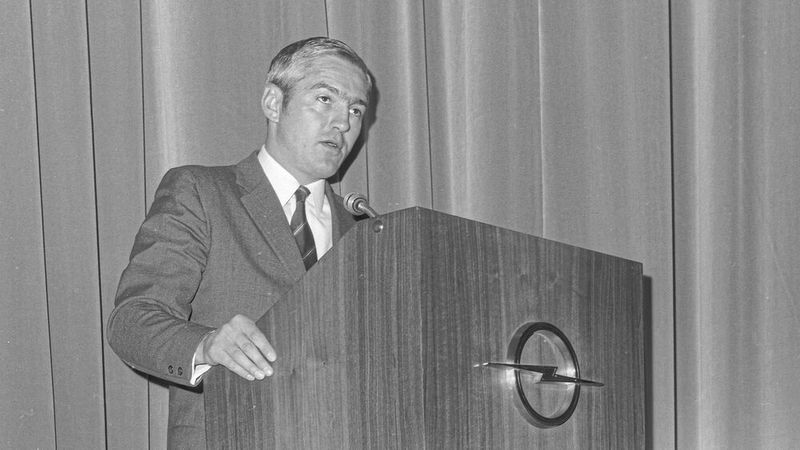 Der gebürtige Schweizer Robert „Bob“ Anthony Lutz ist ein US-amerikanischer Automobilmanager. Seine Karriere begann er 1963 bei General Motors. Für den Autobauer übte er in den folgenden Jahren verschiedene Führungspositionen in Europa aus, unter anderem bei Opel. (Bild: Opel Automobile GmbH)