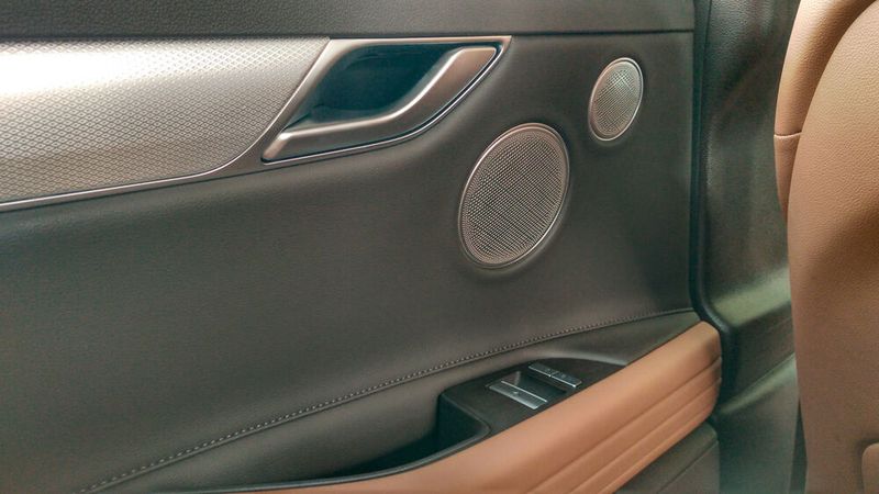 Insgesamt 17 Lautsprecher sind im Fahrzeug verteilt. Daneben gibt es mit Apple Carplay und Android Auto die beiden wichtigsten Verbindungsstandards. (Bild: Thomas Günnel/Automobil Industrie)