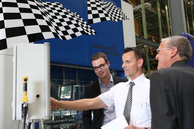 Benedikt Schenker, Technischer Leiter bei der Beutler Nova AG in Gettnau/Schweiz (Mitte), erläutert Besuchern der Hausmesse die Vorteile des neuen Schnellläufer-Stanzautomaten. Bild: Beutler Nova (Archiv: Vogel Business Media)