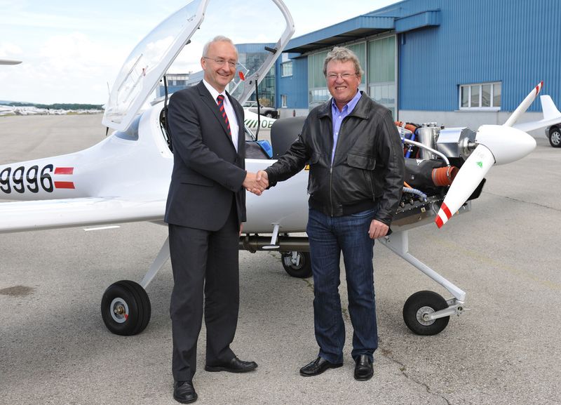 Dr. Frank Anton (Siemens AG) (l.) und Christian Dries (Inhaber, Diamond Aircraft Industries). Kooperation von Siemens, Diamond Aircraft und EADS. (Siemens)