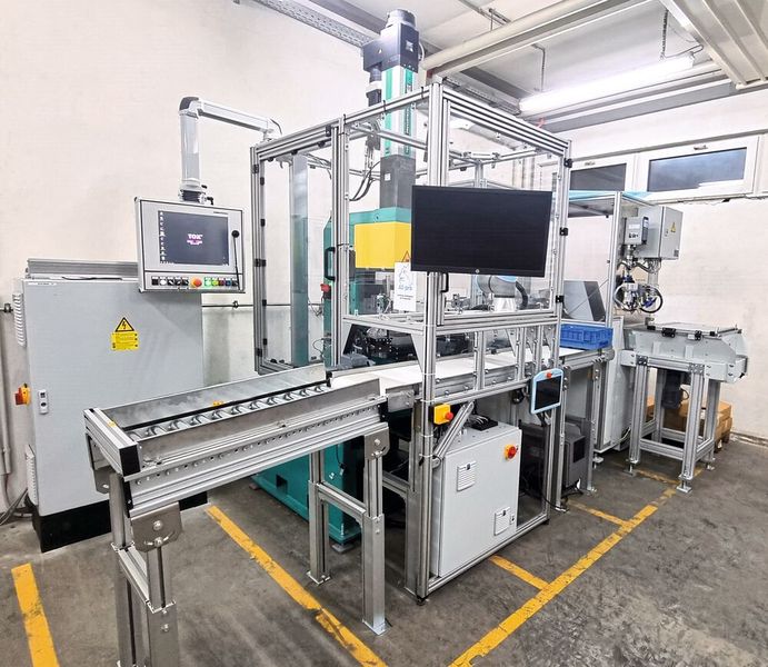 AI-pro wählt für das automatisierte Stauchen von Kugelhülsen eine C-Bügel-Presse von Tox und ergänzte diese um die notwenigen Handling- und Sortiereinheiten. (Bild: Tox)