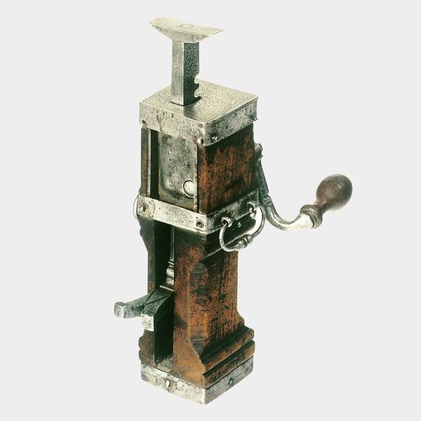 Mit der Holzschaftwinde hat im Jahre 1745 alles begonnen.  Mit ihr konnten Fuhrleute ihre schweren Pferdekutschen anheben, um gebrochene Achsen oder Speichen zu wechseln.  (J.D. Neuhaus)