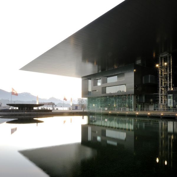 Located directly on the lake, the modern KKL Luzern hosts the conference of the World Medtech Forum Lucerne. Four hundred attendees will hear expert presentations from more than 20 speakers. (Photo: Messe Luzern)