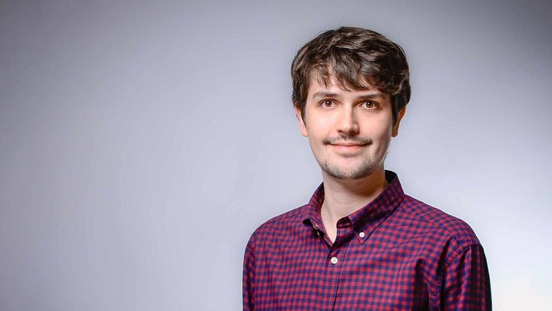 Der Autor: David Maria Schmidt forscht am Zentrum für Kognitive Interaktionstechnologie der Universität Bielefeld in der Arbeitsgruppe Semantic Computing. Als Mitglied im vom BMFTR geförderten Netzwerk AI Grid vernetzt er sich mit führenden KI-Experten aus Forschung und Industrie und stärkt so den Transfer verlässlicher, nachvollziehbarer KI in die Anwendung.(Bild:  Darren-John Krockhaus / Studioline)